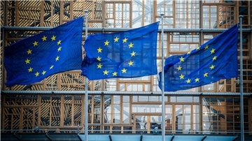 Die EU-Kommission will mit dem Abbau von Bürokratie, vereinfachter Besteuerung und neuen Maßnahmen gegen Zahlungsverzug kleine und mittlere Unternehmen entlasten.