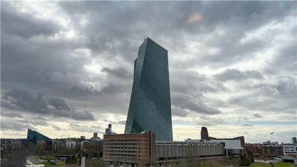 Steigende Zinsen: Die Antworten auf die wichtigsten Fragen Die Europäische Zentralbank (EZB) unter dichten Wolken in Frankfurt am Main.