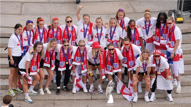 Fans feiern Englands Fußball-Europameisterinnen in London Die Europameisterinnen wurden vor dem Buckingham-Palast empfangen.