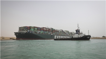 Die „Ever Given“ liegt im Suezkanal quer.