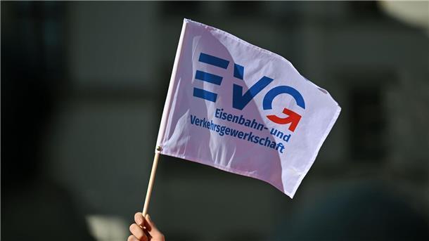 EVG: Erste Unternehmen haben Angebot nachgebessert Die EVG fordert mindestens 650 Euro mehr pro Monat.