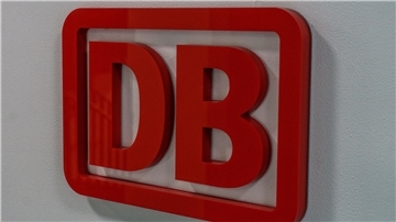 Die EVG hat in der Tarifrunde mit Warnstreiks bislang zweimal den Bahnverkehr weitgehend lahmgelegt.