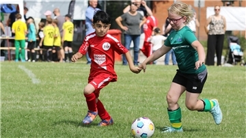 Kinder spielen Fußball.