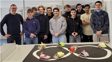 Die Fachoberschulklasse Technik, Klasse 11, hat das Projekt „Spürhund oder Motte“ erfolgreich beendet. Darüber freut sich auch Alwin Uden (links), Abteilungsleiter an den Berufsbildenden Schulen.