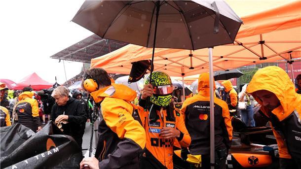 Wieder XXL-Wartezeit in Spa: Piastri siegt nach Regenchaos Die Fahrer wurden während der Unterbrechung mit Schirmen vor dem Regen geschützt.