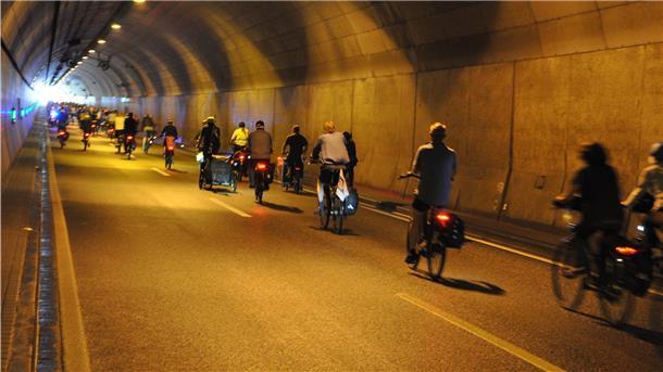 Die Fahrraddemo führte durch den Wesertunnel.