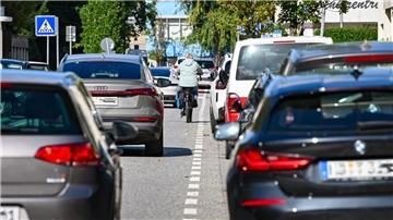 Die Fahrradstraße in der Innenstadt: Die Autos sind auch nach zwei Jahren der Nutzung in der Mehrzahl. 