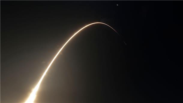 Die Falcon 9-Rakete des US-Raumfahrtunternehmens SpaceX beim Start mit einem Mondrover aus Japan.