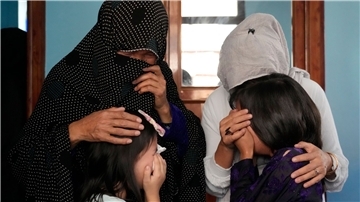 Die Familie eines 19-jährigen Mädchens, das Opfer eines Selbstmordattentäters wurde, trauert in Kabul. Bei dem Bombenanschlag auf eine Privatschule sind zahlreiche Menschen ums Leben gekommen.