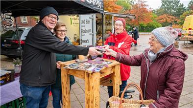 Die Familie Feldmann betreibt seit 75 Jahren einen Stand auf dem Wochenmarkt auf dem Ernst-Reuter-Platz. Hans-Dieter (von links) und Britta Feldmann feiern dies nun mit ihren Kundinnen Beate Hittmeyer und Ella Korte. 
