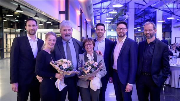 Die Familie Fiedler hat sich immer für das Schaufenster Fischereihafen engagiert. Beim Neujahrsempfang gab es dafür Dank und Blumen von FBG-Prokurist Sebastian Gregorius (rechts) an (von links) Jan Hendrik, Daniela, Jochen, Brigitte, Frederick und Patrick Fiedler.
