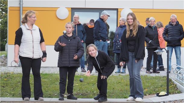 Boulespiel: In Midlum kann wieder das „Schweinchen“ gejagt werden Die Familie von Ortsbürgermeisterin Patricia Gerhardt (links) engagierte sich sehr für die Errichtung der Midlumer Boulebahn. Hier testen ihre Töchter (von links) Hanna, Merle und Sarah ihr Können.