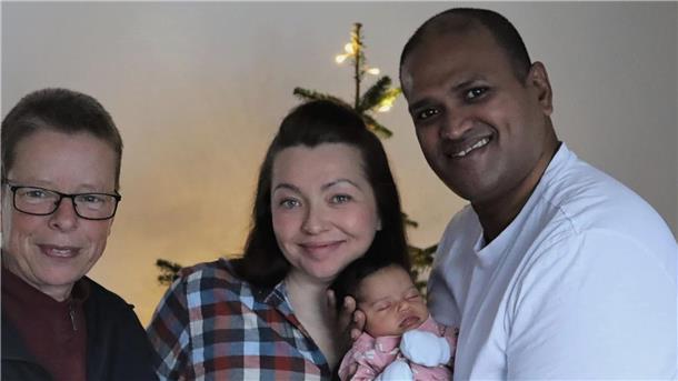 Die Familie zusammen mit Claudia Oerding vom DRK, die es möglich machte, in ein neues Zuhause zu ziehen.