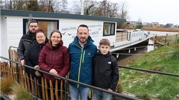 Die Familien Hofmann und Jungmann aus Thüringen waren die ersten Urlaubsgäste auf dem 100 Jahre alten Otterndorfer Hausboot "Lieselotte".