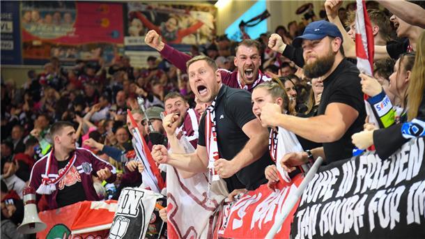 Der Traum ist wahr! Die Pinguins stehen im Playoff-Finale Die Fans der Fischtown Pinguins feierten den Finaleinzug ausgelassen.