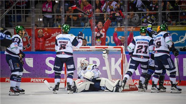 Pinguins melden sich mit Torfestival gegen den Meister zurück Die Eishockeyspieler aus Berlin lassen die Köpfe hängen, und der Torwart sitzt frustriert vor dem Gehäuse, nachdem die Fischtown Pinguins aus Bremerhaven getroffen haben.