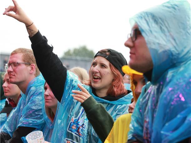 Deichbrand 2023 ertrinkt: REGEN und SCHLAMM ohne Ende (Fotos) Die Fans feiern ihre Bands auch im Regen.