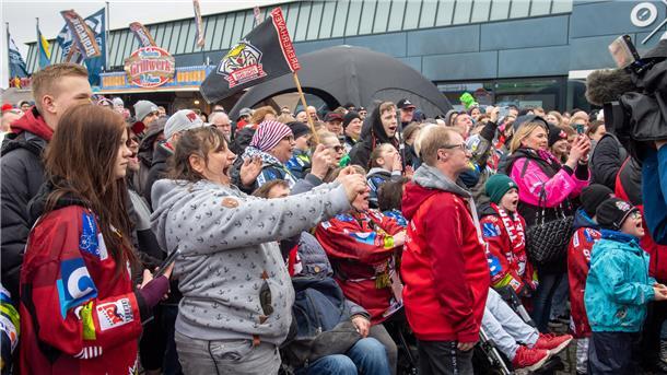 Sechs Spieler verlassen die Fischtown Pinguins - der Abschied in Bildern Die Fans genießen die Nähe zu den Spielern.