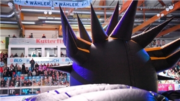 Die Fans stehen wie ein siebter Mann hinter den Pinguins - nicht nur in der Eisarena, sondern auch in der Fremde.