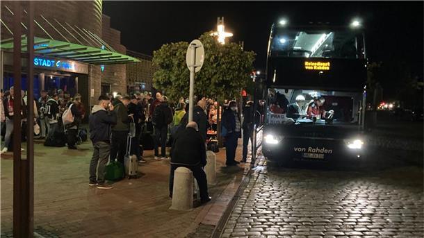 Liveticker: Die Fischtown Pinguins und ihr Abenteuer in Prag Menschen vor Bus