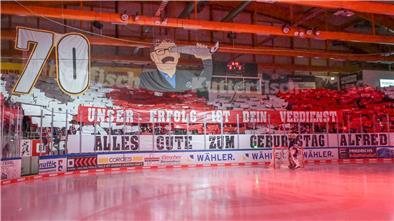 Pinguins kämpfen Straubing im Geburtstags-Topspiel nieder Die Fans zogen vor dem Spiel eine riesige Choreografie zum 70. Geburtstag von Pinguins-Macher Alfred Prey in die Höhe.
