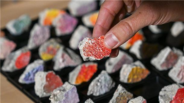 Die Mauer als Souvenir: Das Geschäft mit den Steinbrocken Die Farbe auf den Mauer-Steinen wird neu aufgetragen.