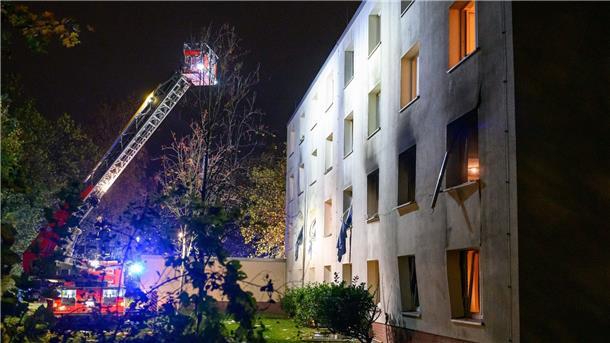 Die Fassade des Männerwohnheims hat sich durch die Druckwelle verformt.