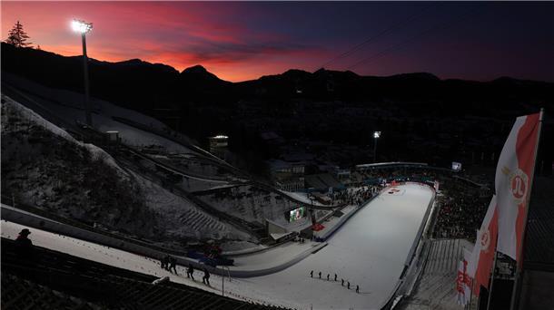 Duschcreme als Prämie: Hannawald bietet Klingelbeutel an Die fast leere Arena in Oberstdorf.