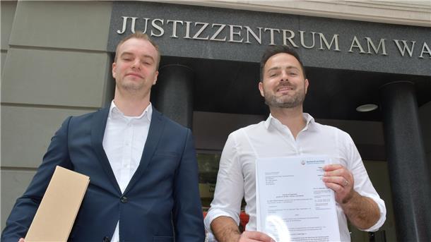 Zwei Männer vor einem Gebäude