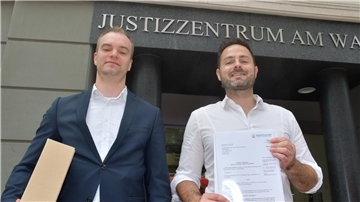 Zwei Männer vor einem Gebäude