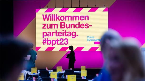 Lindner fordert Ampel zu Sparsamkeit auf Die FDP trifft sich in Berlin zum Bundesparteitag.