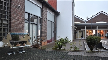 Die Fensterflächen sind verhangen: Das ehemalige „Kaffeestübchen“ im Lindenhof-Zentrum steht seit Sommer 2019 leer. 