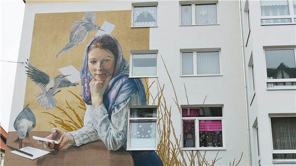 Die fertige "Fischers Frau": Zehn Meter auf sieben Meter ist das Bild in etwa groß. Das Berliner Künstlerkollektiv Innerfields hat es gemalt. Innerfields hat auch das Bild am Heizkraftwerk in Bremerhaven im Mai 2021 gemalt.
