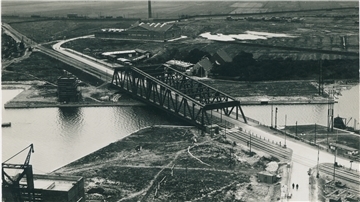 Die fertige Nordschleusenbrücke: Anfang Mai 1930 rollen die ersten Züge über die Brücke, im August 1930 die ersten Autos.