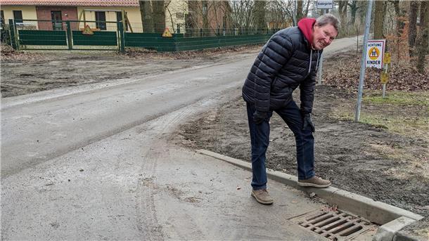 Abwasser-Thematik treibt Wulsbütteler Bürger um Die Fertigstellung der Entwässerung an der Kreuzung Alte Parkstraße/Zum Walde gehört zu den erfreulichen Neuigkeiten der Wulsbütteler Einwohnerversammlung. Ortsvorsteher Hannes Mahlstedt (SPD) bekam jedoch bei der Versammlung zahlreiche Anregungen zu hören.
