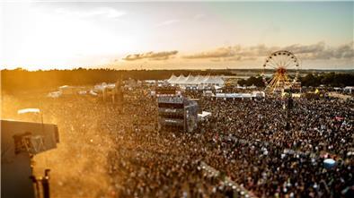 Heiße Aussichten für Deichbrand: Traum-Wetter angekündigt - doch ein Tag macht Sorgen Die Festivalbesucher feierten unter strahlender Sonne auf dem Festivalgelände im Jahr 2019. Darauf können sich die Fans auch in diesem Jahr freuen - zumindest weitestgehend.