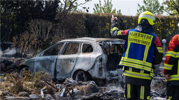Die Feuerwehr am Brandort. Nach einer Explosion ist ein Feuer ausgebrochen und hat mehrere Häuser zerstört.