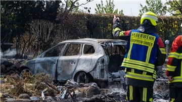 Die Feuerwehr am Brandort. Nach einer Explosion ist ein Feuer ausgebrochen und hat mehrere Häuser zerstört.