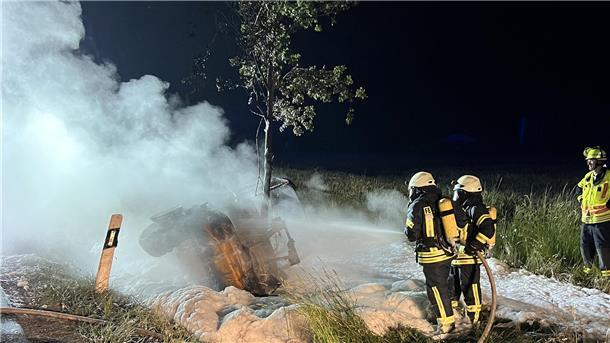 Die Feuerwehr bei den Löscharbeiten.