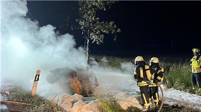 Die Feuerwehr bei den Löscharbeiten.
