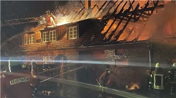 Die Feuerwehr bei den Löscharbeiten am Einfamilienhaus, das in Bülstedt am Samstagabend in Brand geraten war.