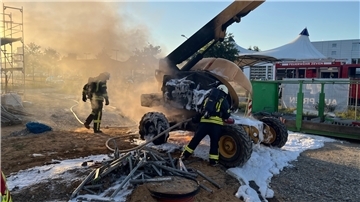 Die Feuerwehr bei den Löscharbeiten an der Hubarbeitsbühne.