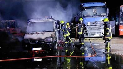 Die Feuerwehr bei den Löscharbeiten. Das Wohnmobil brannte völlig aus.