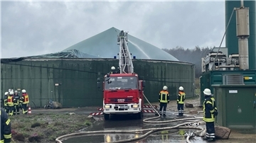 Die Feuerwehr bei den Löschmaßnahmen an der Biogasanlage in Eitzte.