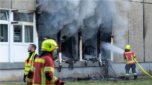 Kind aus Ukraine stirbt bei Feuer in Flüchtlingsunterkunft Die Feuerwehr beim Einsatz gegen die Flammen in der Flüchtlingsunterkunft in Apolda.