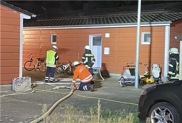 Die Feuerwehr beim Einsatz in der Flüchtlingsunterkunft.
