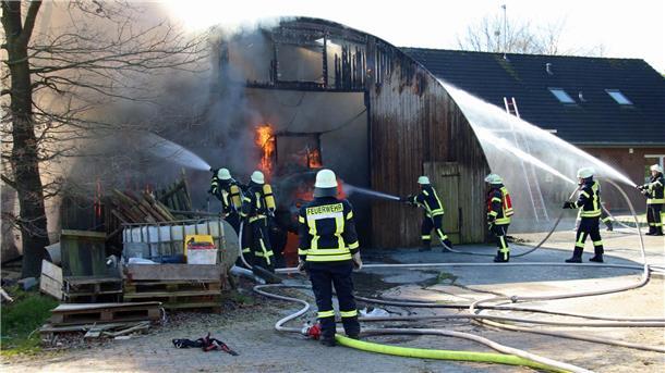 Die Feuerwehr bekämpft am Mittwochnachmittag einen Brand in einer Maschinenhalle in Uthlede. 