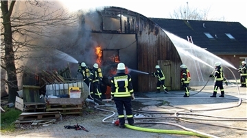 Die Feuerwehr bekämpft am Mittwochnachmittag einen Brand in einer Maschinenhalle in Uthlede. 