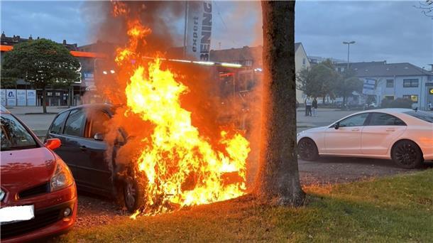 Pkw-Brand in Geestemünde: Feuerwehr verhindert Ausbreitung Die Feuerwehr Bremerhaven löschte einen brennenden Motorraum in der Elbestraße und verhinderte eine Ausbreitung der Flammen.