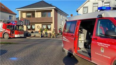 Kellerbrand in Brake: Lauter Knall schreckt Bewohner auf Die Feuerwehr Hafenstraße rückte zu einem Kellerbrand in den Schrabberdeich aus.